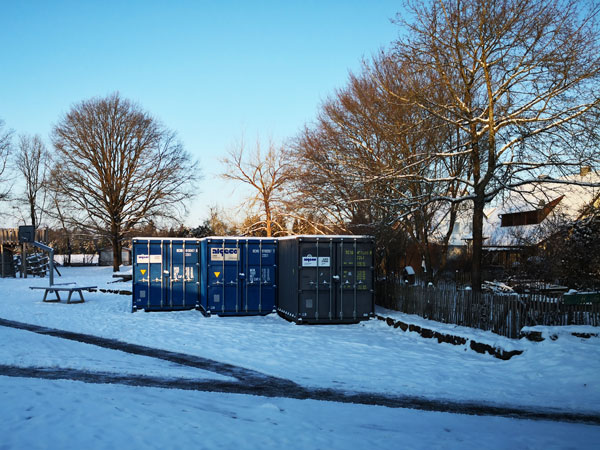 Container auf dem Schulhof
